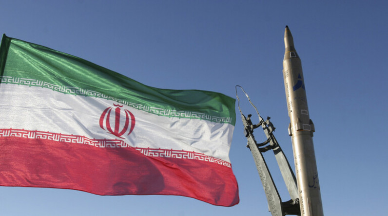 إيران تزيح الستار عن منظومة دفاع صاروخي وصاروخ "صياد 4B" بعيد المدى